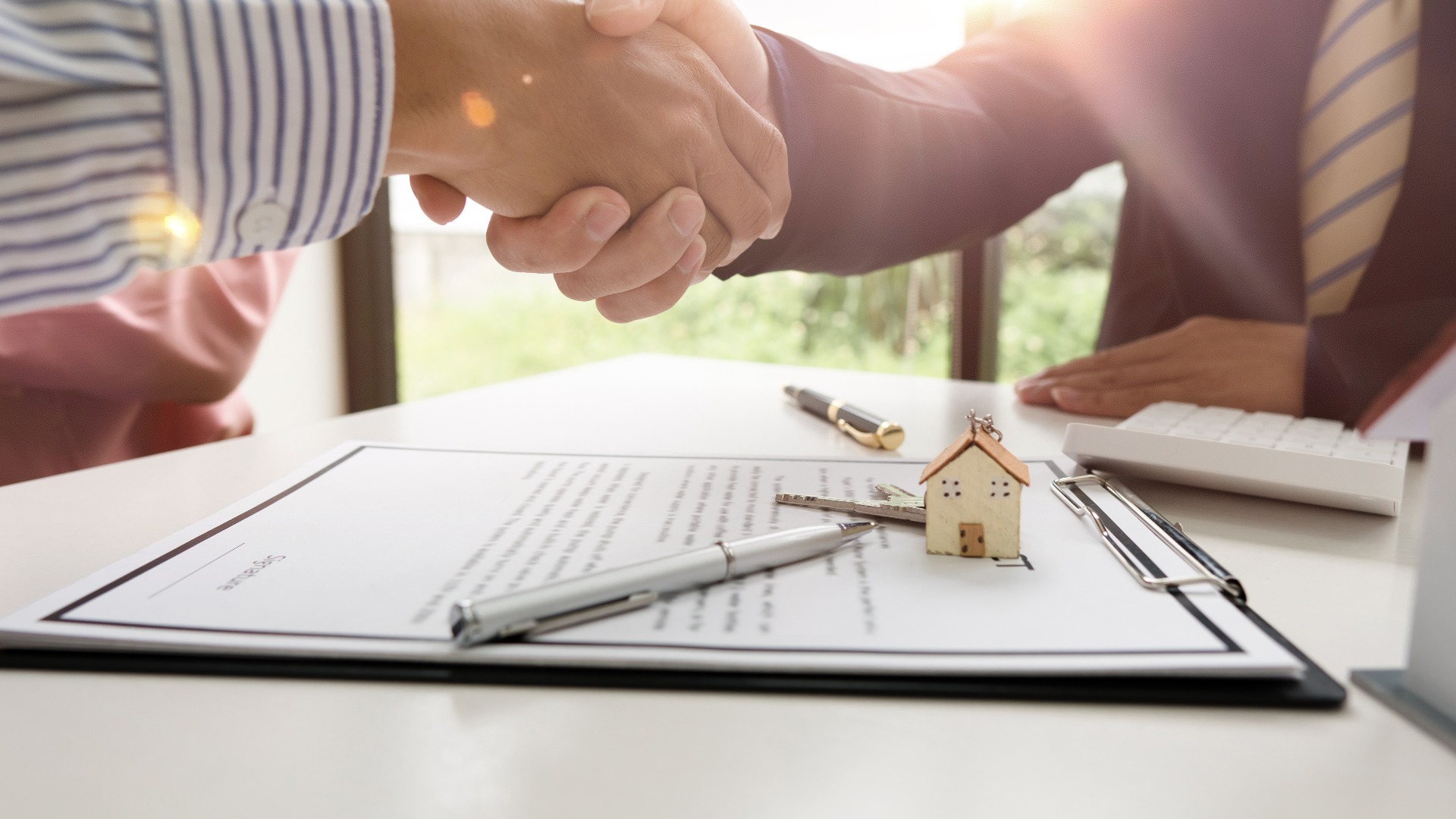 Erfolgreiches Kundengespräch beim Immobilienmakler in Wismar